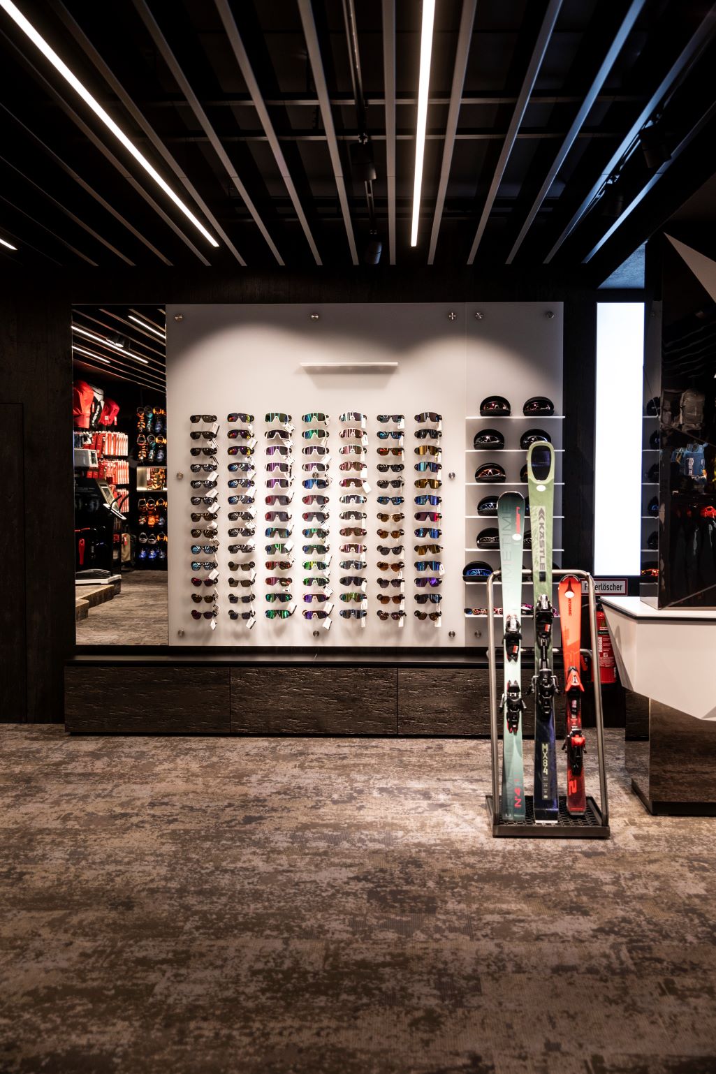 Ski, Helme, Rodeln und andere Wintersportgeräte für Kinder und Jugendliche