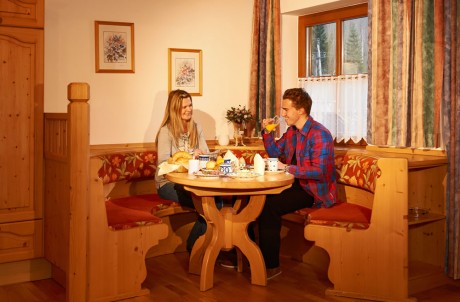 Wohnküche mit Esstisch und Balkon