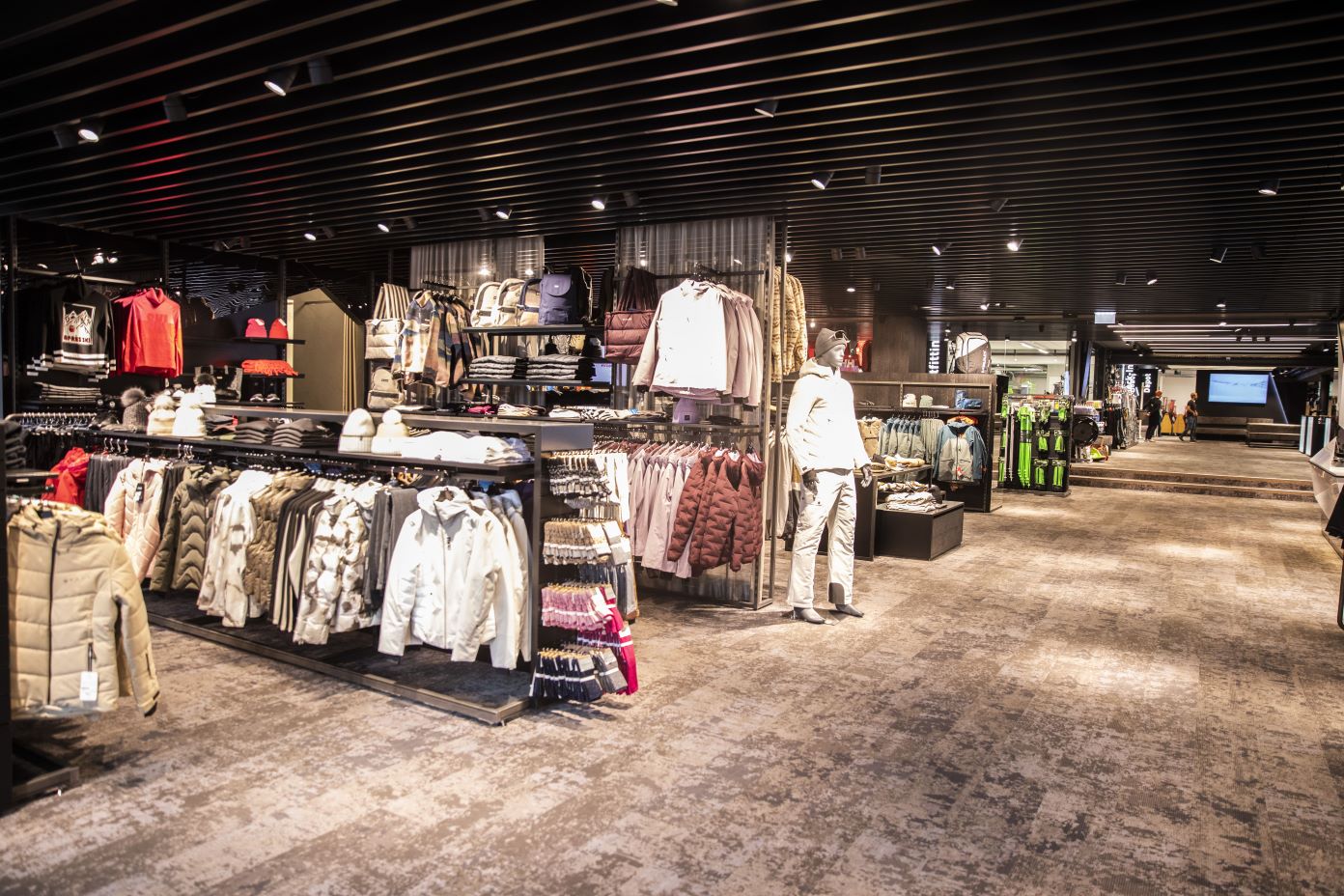 Ski, Helme, Rodeln und andere Wintersportgeräte für Kinder und Jugendliche